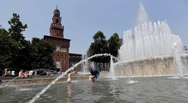 <p>&Uuml;lkede kuzeyinden g&uuml;neyine etkisini g&ouml;steren aşırı sıcak hava, Venedik &ccedil;evresinde ani hava değişimine yol a&ccedil;arak hortum oluşturdu.</p>
