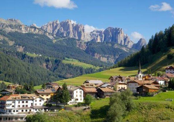 <p>İtalya'da Manzori Dağları'nın eteğindeki 'La Turchia' adıyla da tanınan Moena Köyü'nün sakinleri, Türkçe bilmiyorlar fakat kendilerini Türk olarak tanıtıyorlar. İtalya-Avusturya sınırında yer alan Moena Köyü son zamanlarda Türkiye'de oldukça popüler.</p>

<p> </p>
