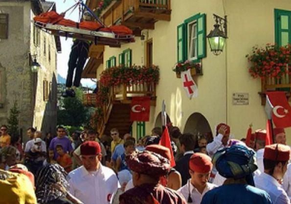 <p>Moena Belediye Başkanı Riccardo Franceschetti "Bu festival bizim için çok önemlidir, Türkler gelip buradaki küçük Türkiye'yi görmeli. Kabul etmeliyiz ki aramızda çok güçlü bir bağ var. Bu festivalle bu bağı güçlendirmek istiyoruz. Böylece birbirimizi daha çok ziyaret edebiliriz, bu festival aramızda yeni bağlar kurabilir. Bu tür birlikteliklerle kültürel etkileşime gidebilir, tecrübe değişimi yapabiliriz. Bu platform üzerinde adet ve örflerimizde senteze ulaşabiliriz." diye ifade ediyor.</p>

<p> </p>
