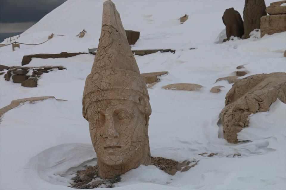 <p>Nemrut beyaza büründü<br />
<br />
Dünyada güneşin doğuşu ve batışının en güzel izlendiği yerlerden biri olan Nemrut Dağı, karların düşmesiyle beyaza büründü.</p>

<p> </p>

<ul>
</ul>
