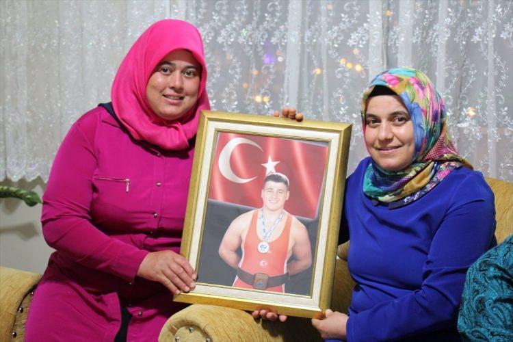 <p>Milli güreşçinin ablası Arzu Coşkun da Rıza Kayaalp'in emeklerinin karşılığını aldığını söyledi.</p>
