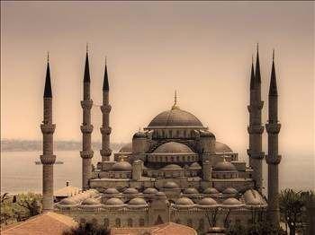 <p>İstanbul’un tarihi yarımadasında bulunan Sultanahmet Camisi, Mimar Sinan sonrası klasik mimarinin en büyük ve en önemli eseri olarak biliniyor.</p>

<p> </p>
