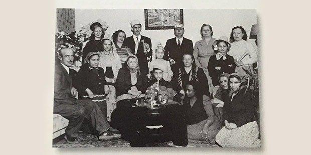 <p>Ankara Yenişehir'deki Koç Apartmanı'ndaki geleneksel yılbaşı kutlamlarından biri. 1949 yılı bitiyor. 1950 yılına giriliyor. Oturanlar (Soldan Sağa) İbrahim Efendi (Şöfor), evdeki yardımcı Fatma, Hatice Koç, Nene apartmanın kapıcısının hanımı Ayşe. Ayaktakiler (Soldan sağa) Semahat Koç, Gülgen Kütükçü, Sadberk Koç, Rahmi Koç, Suna Koç, Vehbi Koç, Zehra Kütükçü, Sevgi Koç ve Gülseren Kütükçü.</p>
<p> </p>