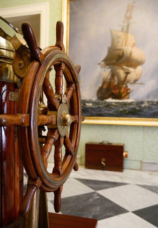 <p>Atlas Okyanusu'nu geçmek amacıyla 1837'de inşa edilen ve 8 yıl boyunca 45 Atlantik seferi yapan Great Western adlı gemi, 1843'te dünya seyahatini kolaylaştırılacak şekilde yeni teknolojilerin bir araya getirildiği ilk gemi olan ve Atlantik'i 14 günde geçen ilk demir vapur unvanına sahip Great Britain, 1878 yılında yapılan ve Rusların "denizdeki sarayı" olarak adlandırılan, dairesel şekilde inşa edilmiş Livadia gemisinin maketleri, merakla incelenen eserlerden.</p>
