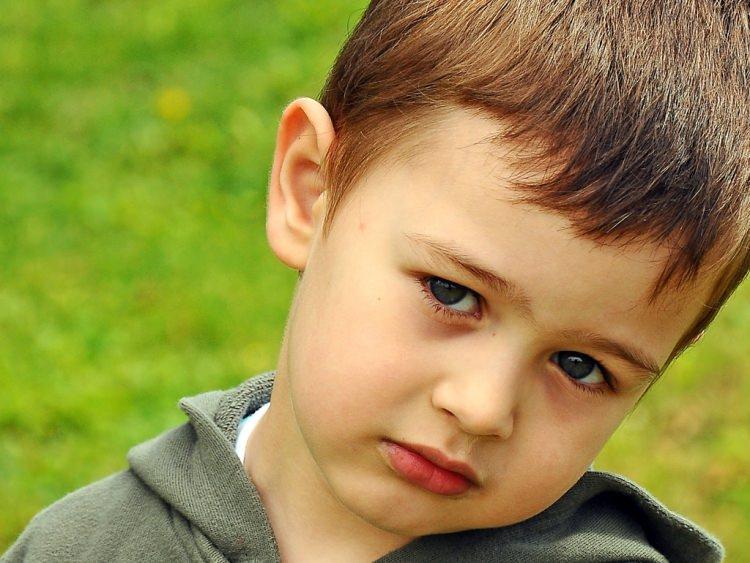 <p><strong>Bu gibi psikolojik baskılar çocuklarda; altına yapma, tırnak yeme, saldırganlaşma, kavgacılık gibi davranış bozuklukları görülebilir.</strong></p>