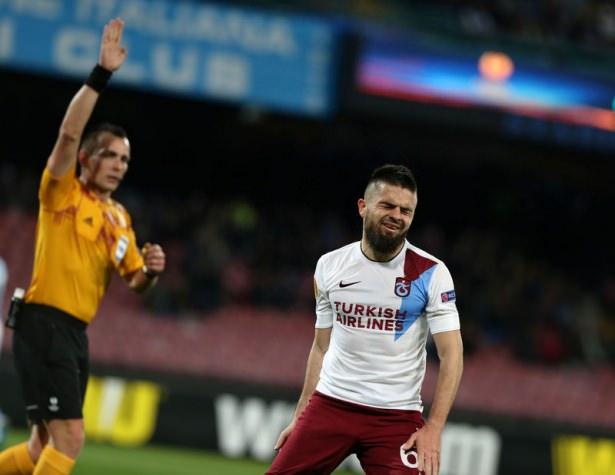<p>Hırvat hoca Napoli - Trabzon maçında da Bordo-Mavili oyunculara 3 sarı kart çıkardı. </p>