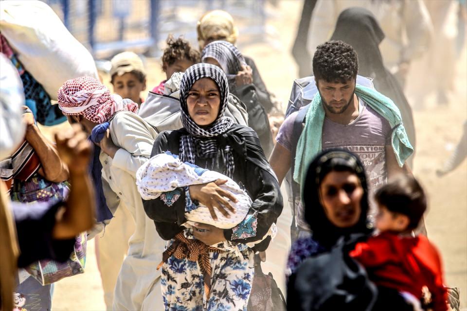 <p>Suriye ile 911 kilometrelik sınırı bulunan T&uuml;rkiye, ge&ccedil;en yaklaşık 5 yıllık s&uuml;re&ccedil;te tarihi, k&uuml;lt&uuml;rel bağları bulunan Suriyeliler&rsquo;e ilk ve en &ccedil;ok kucak a&ccedil;an &uuml;lke oldu.&nbsp;</p>
