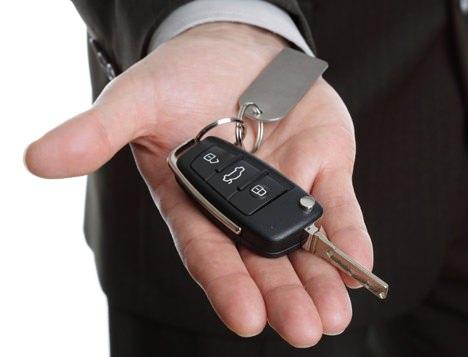 <p>Döviz kurlarında son aylarda yaşanan dalgalanmanın etkisiyle sıfır otomobillerin en düşük motor gücü ve donanıma sahip modellerinde bile taban fiyat, 40 bin lirayı buldu.</p>
<p><br />
Yılın ilk çeyreğinde 10 markaya ait 21 model 40 bin liranın altındaki fiyatlarla satılırken, ikinci çeyreğin sonunda fiyatı söz konusu rakamın altında olan model sayısı 12'ye düştü.</p>