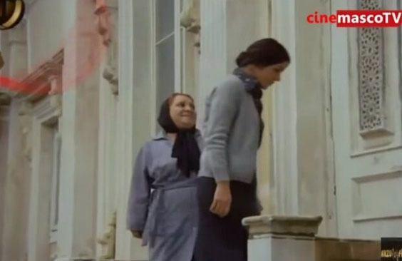 <p>Yine çok kez izlesek de göremediğimiz bir detay: Set ekibi kadrajda görünüyor.</p>
<p> </p>
