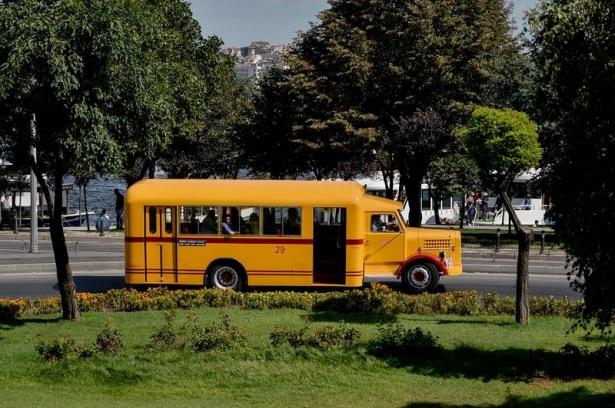 <p>İstanbul'da, 1927'den 1992'ye kadar kullanılan ve yeniden aslına uygun imal edilen nostaljik otobüsler 30 Ağustos Zafer Bayramının 93. yıldönümüne özel sefer düzenledi. Tekrar İstanbul sokaklarına dönen otobüsler, vatandaşlardan ilgi gördü.</p>

<p> </p>
