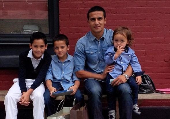 <p>Tim Cahill ve oğulları Kyah, Shae ve Chris</p>