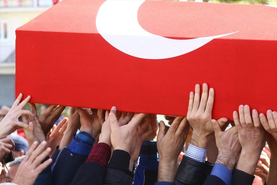 <p>Burada, Konya İl Müftüsü Ali Akpınar, toplanan kalabalığa hitaben bir konuşma yaptı. Ardından, törene katılanlar baba Süleyman Çetin'e taziyelerini iletti.</p>
<p> </p>
