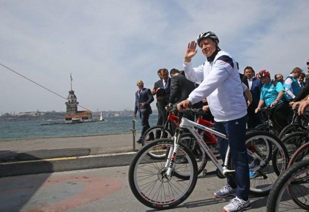 <p><strong><span style="color:#FFFFFF">Cumhurbaşkanı Erdoğan için özel olarak hazırlanan ve isminin yazdığı bisiklete binerek pedal çevirmeye başladı. Erdoğan'a bürokratlar da eşlik ederken, korumalar da yanında koştu. </span></strong></p>
