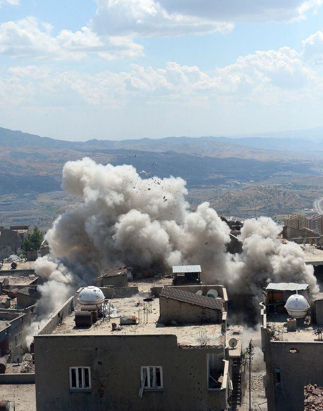 <p>PKK'lı teröristlerin tüplerden yaptıkları patlayıcıları kablolarla birbirlerine bağladıkları ve tek bir ateşleme noktasından infilak ettirmeyi planladıkları ortaya çıktı.</p>