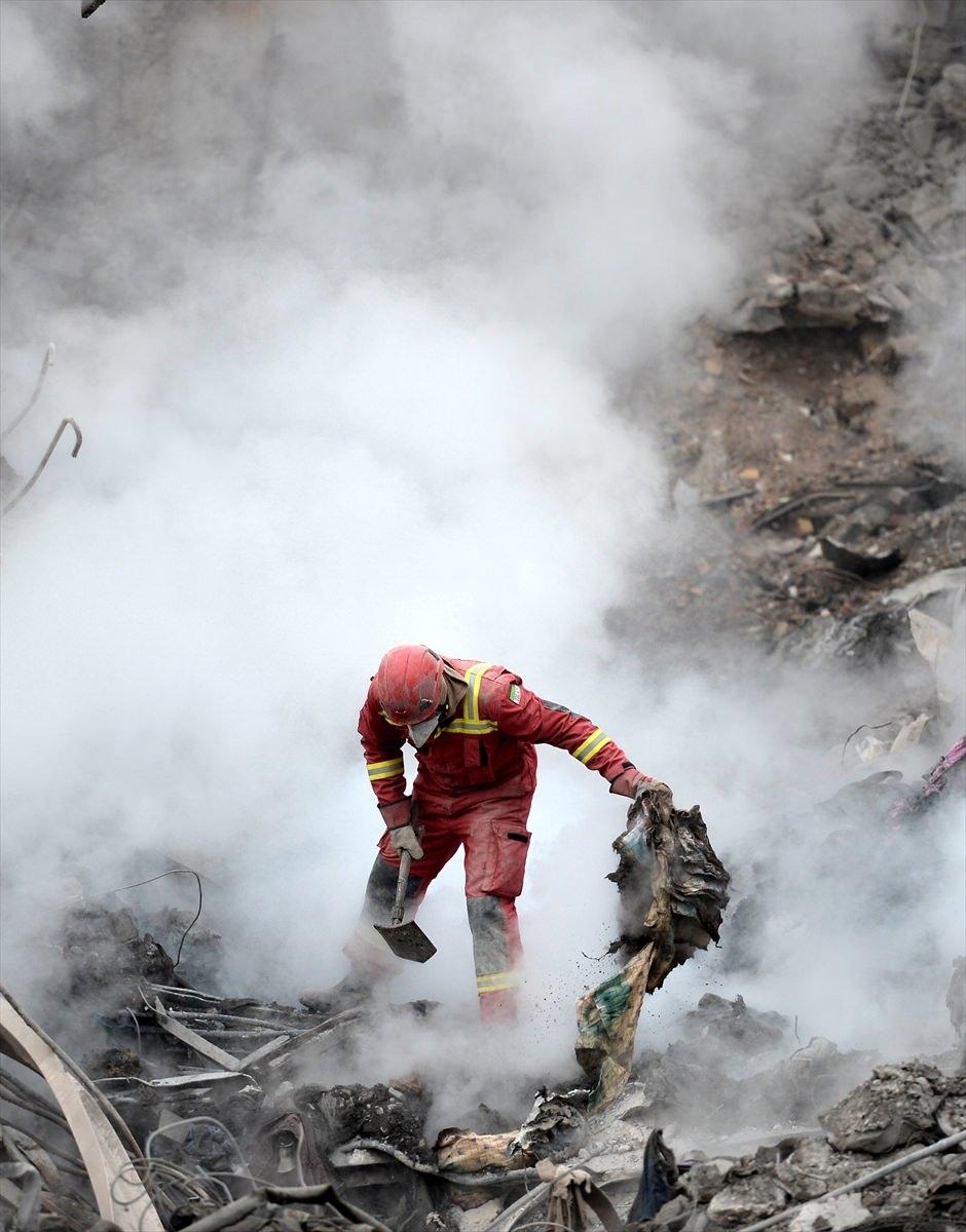 <p>Sıcaklığın yer yer 600 dereceye kadar ulaştığı molozların arasında itfaiye birlikleri &ccedil;alışmalarını s&uuml;rd&uuml;r&uuml;yor.</p>

<p>&nbsp;</p>
