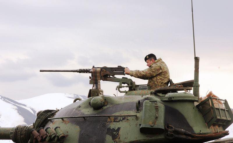 <p>Van’da, sınırın sıfır noktasındaki hudut karakolunda görev yapan Mehmetçik, oluşabilecek olaylara karşı elleri tetikte gözleri sınırda nöbet tutuyor.</p>