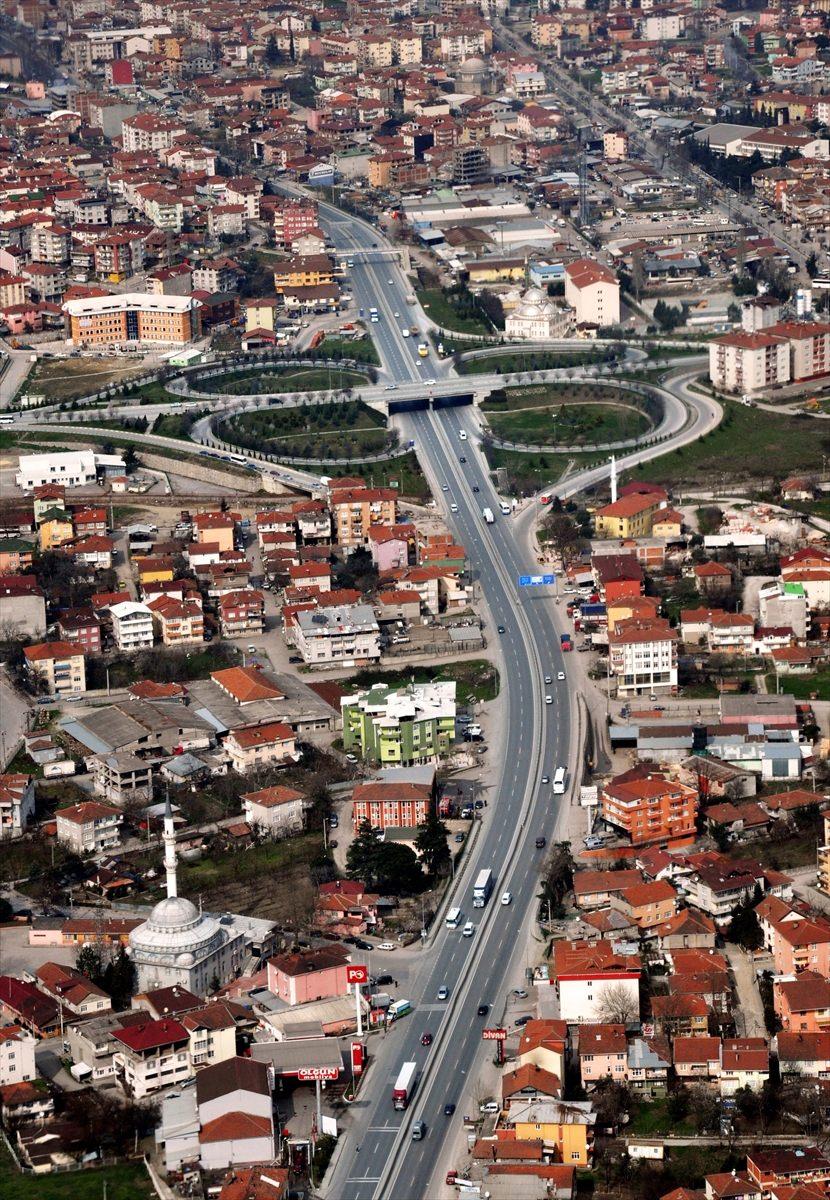 <p>"Gölcük halkı bir karar verdi, deprem şehitlerini kalbine, yüreğine gömdü ve Gölcük'ün yeniden yapılandırılması sürecini hızlı bir şekilde başlattı. El ele, kol kola, gönül gönüle verdi. Yurt içinden ve yurt dışından gelen yardım ve desteklerle birlikte yaşama yeniden sımsıkı sarılarak, Gölcük'ün yeniden imarını, inşasını ve yapılandırılmasına başladı. Depremin enkazından adeta filiz gibi yeni bir Gölcük doğdu. Çok kolay olmadı." </p>