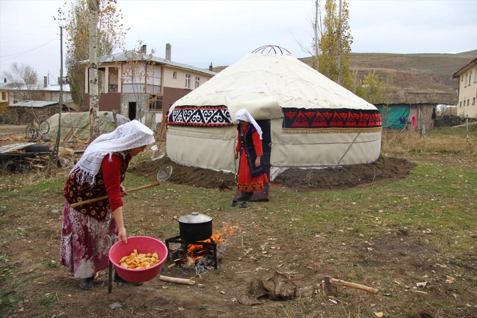 <p>Zorlu doğa koşulları ve baş gösteren hastalık nedeniyle 1980'li yıllarda Afganistan'ın Pamir Yaylası'ndan Türkiye'ye göç eden Kırgız Türkleri, Erciş ilçesine 30 kilometre uzaklıktaki Altındere mevkisinde oluşturulan "Ulupamir" köyünde hayatlarını sürdürüyor.</p>
