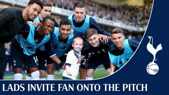 <p>5- Tottenham taraftarı engelli bir minik binlerce taraftarın önüne çıktı.</p>
