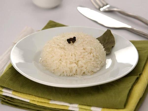 <p>Pilav yaparken normalde 1 bardak pirince 2 bardak su ilave edilir. Ancak pirinçleri 1 saat önceden tuzlu su içinde bekletirseniz ölçü 1-1 olarak değişir.</p>
