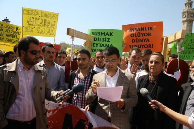 <p>Konak Meydanı'nda toplanan AK Parti İzmir İl gençlik ve kadın kolları başkanlığına üye partililer, ellerinde "İnsanlık ölüyor, dünya susuyor", " Mısır hiç değişmedi, zindanları Yusuf dolu" veidam kararlarına tepki gösteren çeşitli dövizler taşıdılar.</p>