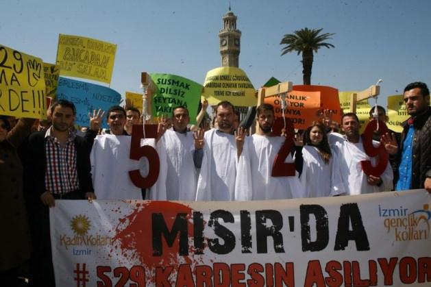 <p>AK Parti İzmir İl Teşkilatı, Mısır'da, mahkemenin Müslüman Kardeşler üyesi 528 kişi hakkında verdiği idam cezası kararına Konak Meydanı'nda tepki gösterdi.</p>