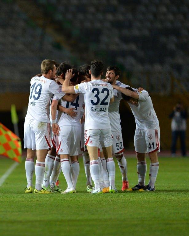<p>PTT 1. Lig'in 28. hafta açılış maçında Karşıyaka ile Altınordu karşılaştı. Maç Altınordu'nun 5-0 üstünlüğüyle sona erdi.</p>
