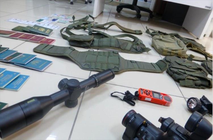 <p>İzmir'de başlatılan operasyonda DEAŞ üyesi olduğu öne sürülen 20 şüpheli gözaltına alındı. Şüphelilerin kaldığı evlerde yapılan aramada, keskin nişancı ve gece görüş dürbünü, palaska, sırt çantası, GPS, bazı askeri malzemeler ele geçirildi.</p>
