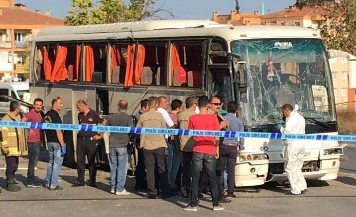 <p>İzmir'in Buca ilçesinde, cezaevi servis aracının geçişi sırasında çöp konteynerinde patlama meydana geldi.</p>
<p> </p>