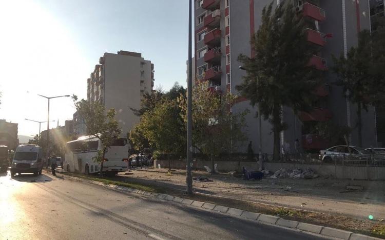 <p>İzmir'in Buca ilçesinde, cezaevi servis otobüsünün geçişi sırasında çöp konteynerinde meydana gelen patlamada 8 kişi yaralandı.</p>
<p> </p>