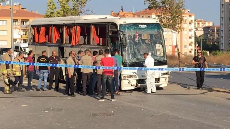 <p>Patlamada cezaevi servis otobüsü ile park halindeki bazı araçlar ve bir binada hasar oluştu. Bölge güvenlik çemberine alınırken cadde trafiğe kapatıldı.</p>
<p> </p>