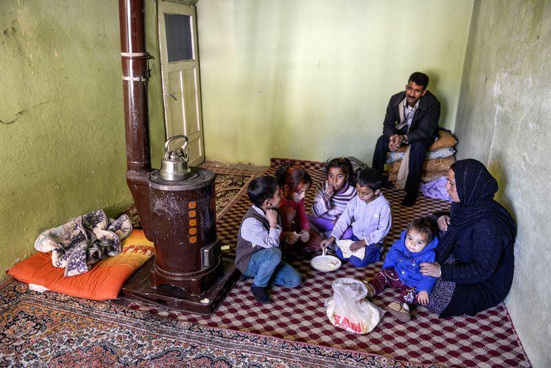 <p><strong>Çadırda yaşam mücadelesi</strong></p>
<p>Suriye'nin Kobani (Ayn el Arap) bölgesinde DAEŞ saldırılarından kaçıp Van'a gelen Yasin ailesi de çadırda yaşıyor.</p>