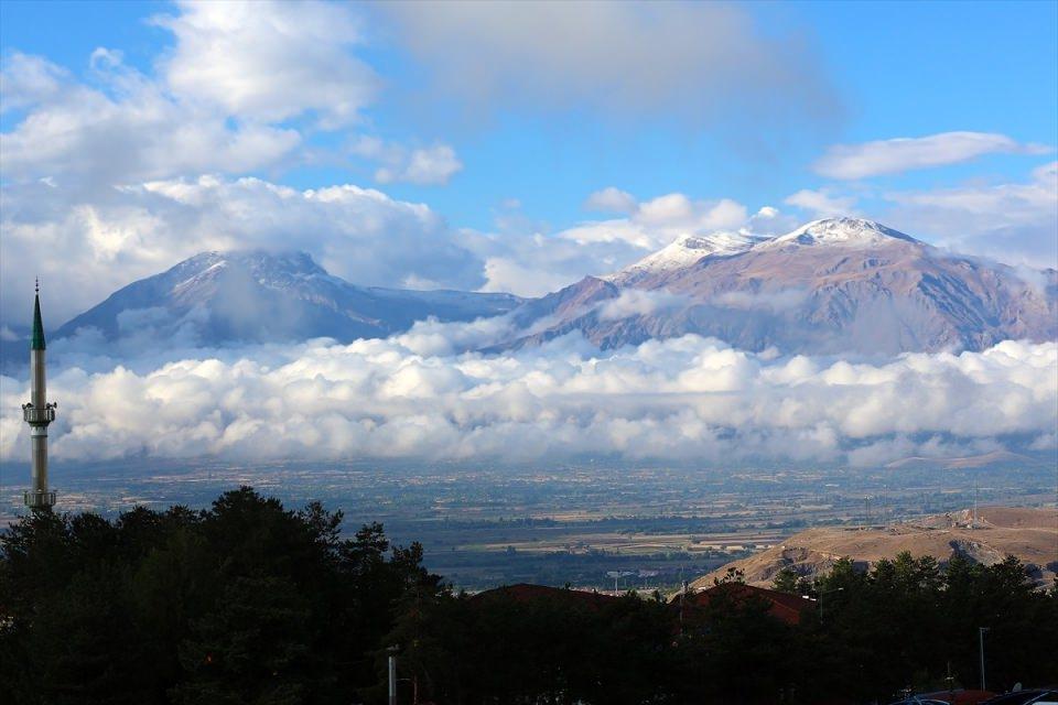 <p>Erzincan'ın Tunceli sınırında yer alan 3 bin 463 metre yüksekliğindeki Munzur Dağı'nın zirvesi yağan karla beyaza büründü.</p>
<p> </p>