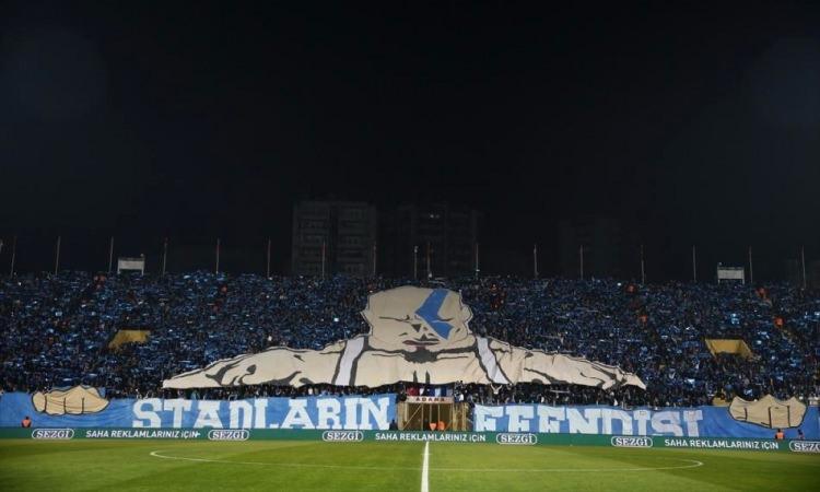 <p>Adana Demirspor'un Mersin İdmanyurdu maçın hazırladığı koreografi: "Stadların efendisiyiz"</p>