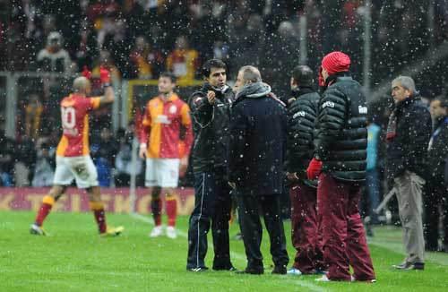 Maçın 61. dakikasında Oğuzhan'a tükürdüğü için oyundan atılan Melo'nun bir türlü oyundan çıkmamasına Fatih Terim müdahele etti.