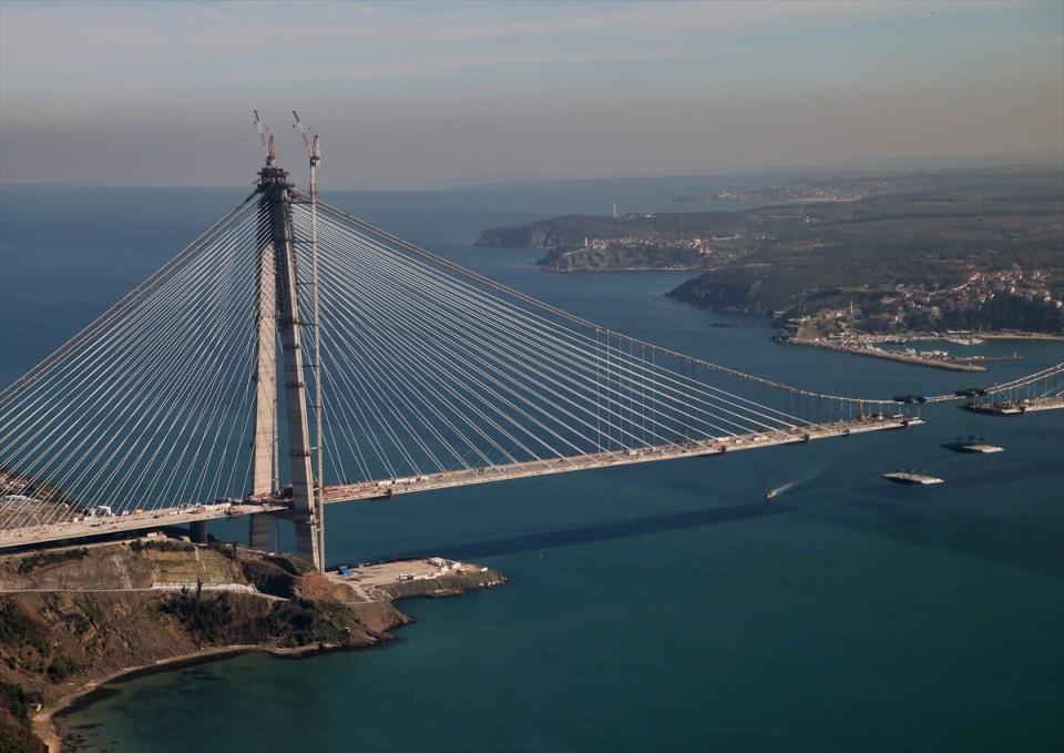 <p>Yavuz Sultan Selim Köprüsü'ndeki son durumu havadan görüntüledi. Ağustos ayında açılması planlanan köprüde, kıtaların birleşmesine 55 metre kaldı.</p>

<p> </p>
