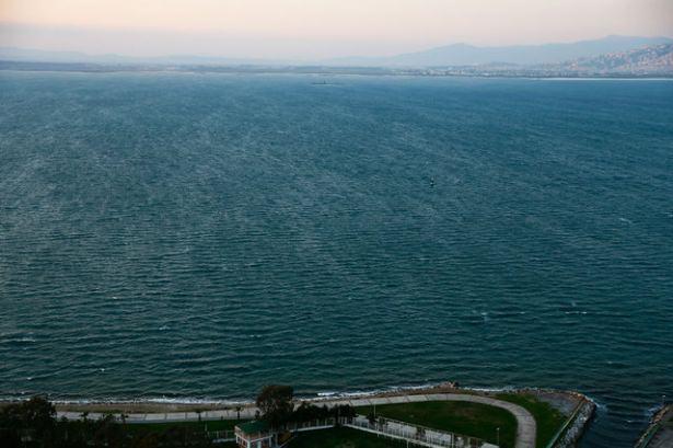 <p>İzmir Körfez Geçişi Projesi kapsamında yapımı öngörülen, ay ve yıldız motiflerinin kullanılacağı 800 metrelik yapay ada, hem trafik sorununa çare olacak hem de kente yeni bir simge kazandıracak.</p>