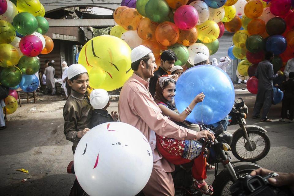 <p>Pakistan'da Ramazan Bayramında çocuklar balonlarla kutlamalara katıldı</p>
