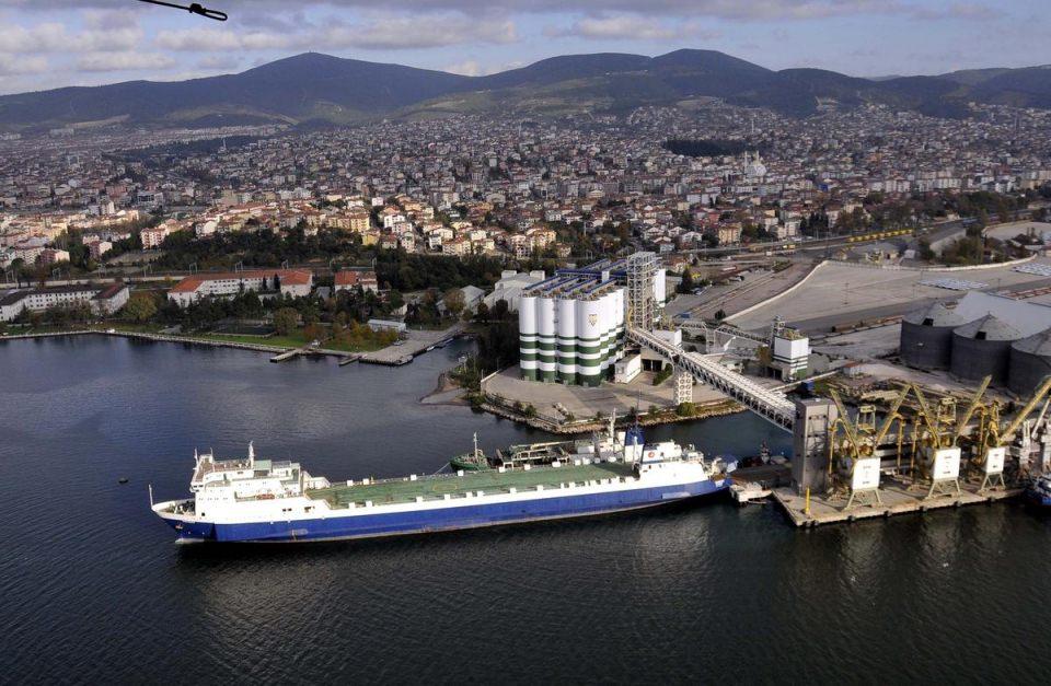 <p> Denizde oluşabilecek her türlü petrol kirliliğine müdahale edilebilmektedir. Bu amaçla bünyemizde bulunan deniz bariyeri, petrol ve yağ emici sosis bariyer ile petrol ve yağ emici pedler vasıtasıyla acil müdahale gerektiren deniz kirliliklerine etkin şekilde müdahale edilmesi sağlanmaktadır."</p>
