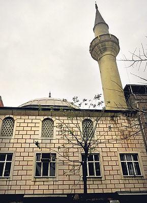 Sanki Yedim Camii: Fatih Camii ile Zeyrek arasındaki Kırbacı Sokak'ta bulunan Sanki Yedim Camii'nin hikâyesi en az adı kadar ilginç. Camiyi 18. yy'da Keçeci Hayrettin veya Adanalı Şakir Efendi'nin yaptırdığı rivayet ediliyor. Keçeci Hayrettin Efendi, İstanbul'daki selâtin camileri gibi güzel bir cami yaptırmaya özenen birisiymiş.