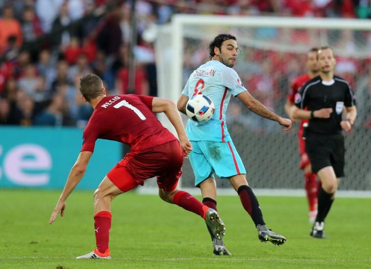 <p>Devlet televizyonu DR ise "Emre Mor, Türkiye'nin umutlarını devam ettirdi" başlığıyla haberi okurlarına aktarırken, Emre Mor'un oyundan çıkana kadar göz dolduran bir performans sergilediğini belirtti.</p>