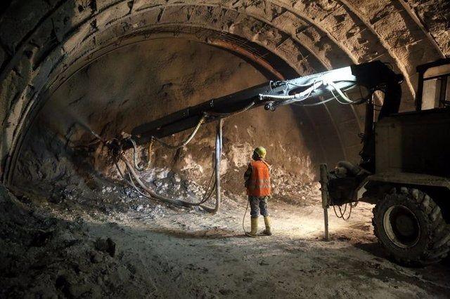 <p>Ovit Tüneli'nin girişi bin 988, çıkışı ise 2 bin 258 koddan açılırken, 605 milyon TL bedelli projede bir tüpte ışığın görünmesi için 90 metre mesafe kaldı.</p>

<p> </p>
