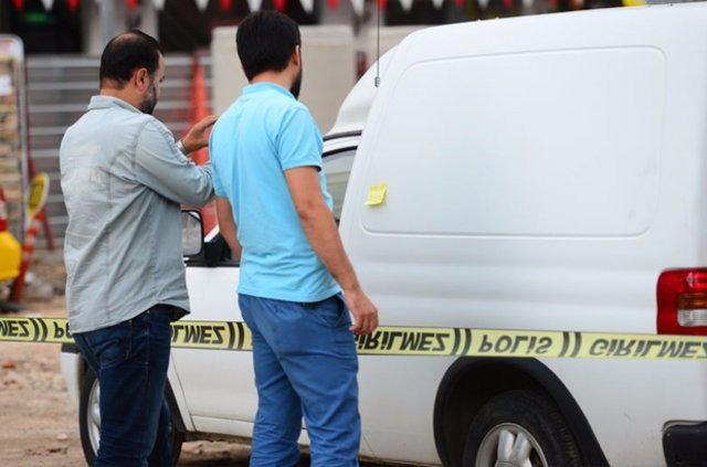 <p>Saat 10.00 sıralarında belirtilen adreste Mobese kamera direğinin altında plakalarının olmadığı ve üzerinde 'Bombaları getiren ey halk! Evet sen bile. Uyan uyan etrafına bak. Zamana karşı devrim' yazılı not bulunan kamyoneti görenler, polise ihbarda bulundu.</p>

<p> </p>
