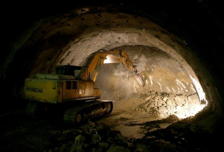 <p> Projenin tamamlanması ile tünel içinde yüzde 1,5 yol eğimi olacak ve bu kesimde yüksek 9'luk yüksek eğim ve 14 viraj ortadan kaldırılacak.</p>