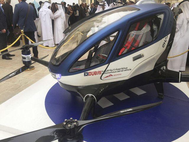 <p>İnsan taşıyan drone EHang 184'ün tanıtımı Dubai'de gerçekleştirildi. Temmuz ayında şehirlerde faaliyete geçmesi beklenen sistemin lansmanı Dubai'nin Yollar ve Ulaşım Ajansı tarafından yapıldı.</p>

<p> </p>
