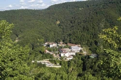 <p>Hem kaplıcası hem yeşili Tatilde herkes farklı yerleri tercih eder. Eğer kaplıca seçeneğinden yanaysanız, İnegöl'e 27 km. uzaklıktaki Oylat Kaplıcaları'nı tercih edebilirsiniz. Orman içindeki mekan, size hem yeşilin en güzelini hem de şifalı sularını sunuyor.</p>