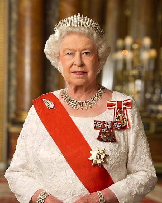 <p>21 Nisan 1926 doğumlu Kraliçe, İngiltere tarihinin en uzun süre tahta kalan hükümdarı unvanını taşıyor. </p>
