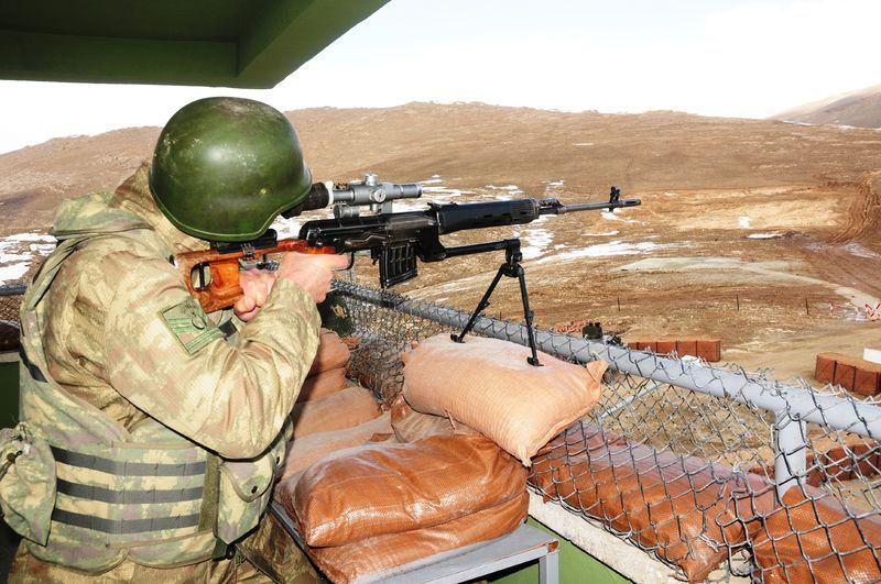 <p>Kalekol envanterinde bulunan farklı ve etkili birçok silahla yapılan atış eğitimlerinin yanı sıra, hudut kartalları 24 saat kulede nöbet tutarak sınırı gözetliyor.</p>