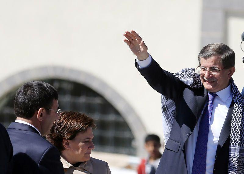 <p><strong>AK Parti, yeniden tek başına iktidar</strong></p>
<p>Davutoğlu, 12 Eylül 2015'te de AK Parti 5. Olağan Büyük Kongresi’nde yeniden genel başkanlığa seçildikten sonra partisini ikinci kez milletvekili seçimlerine götürdü.</p>