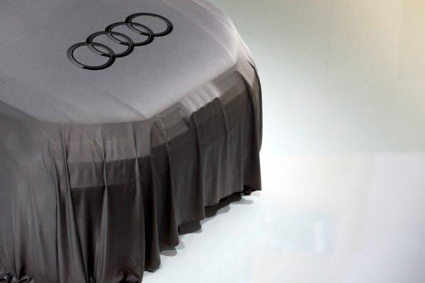 <p>Audi dünyanın ilk elektrik kompresörlü otomobili SQ7 TDI'yı görücüye çıkardı.<br />
<br />
Audi Q7 ailesine katılan ilk S modeli olma özelliğini de taşıyan SQ7 TDI, güçlü performansıyla dikkat çekiyor. 435 beygir güç ve 900 Nm tork üreten motoruyla yeni Audi SQ7 TDI piyasadaki en güçlü dizel SUV.</p>
